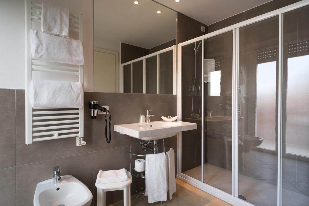 Guesthouse เวโรนา ภายนอก รูปภาพ